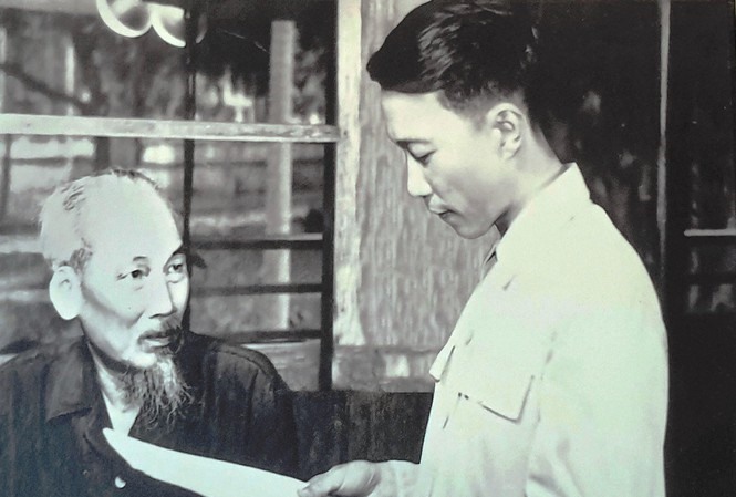 Nhà thơ Tố Hữu đọc thơ cho Bác Hồ nghe tại Phủ Chủ tịch. Ảnh: Tư Liệu