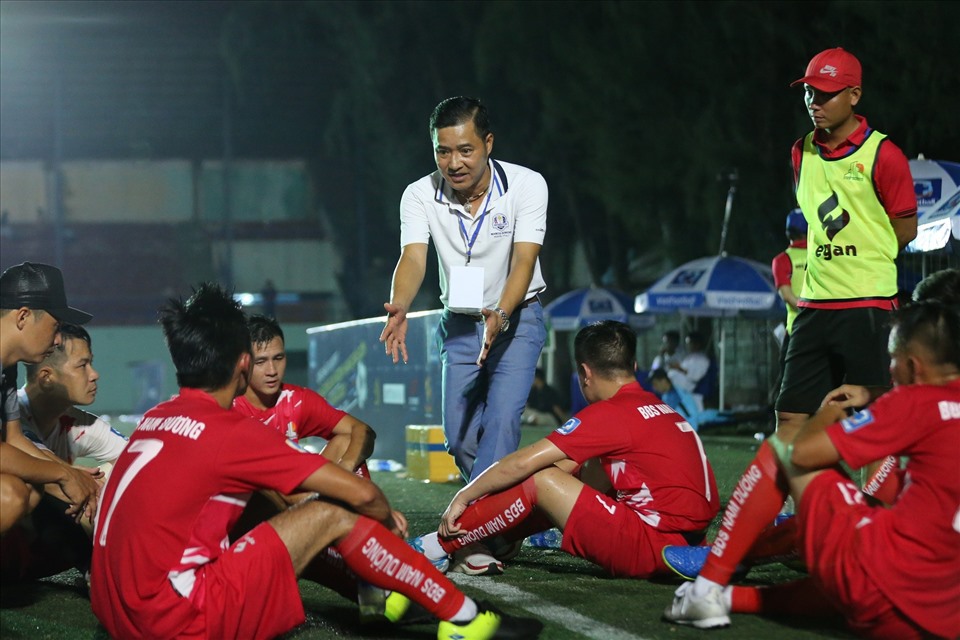 Cựu danh thủ Nguyễn Hồng Sơn là huấn luyện viên của BĐS Nam Dương tại giải đấu sau khi vượt qua vòng play-off. Ảnh: Đình Thảo