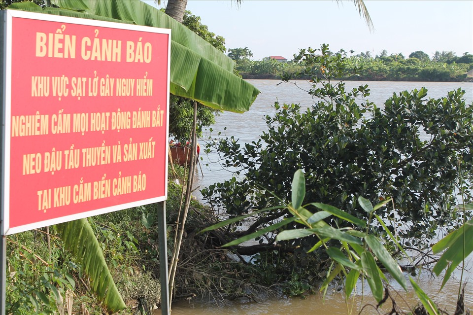 Gần khu vực có biển cảnh báo sạt lở là gia đình bà Nguyễn Thị Ngọt, hộ bị sạt lở 1 gian nhà, công trình vụ và hàng chục m2 vườn cây ăn quả... Ảnh MD