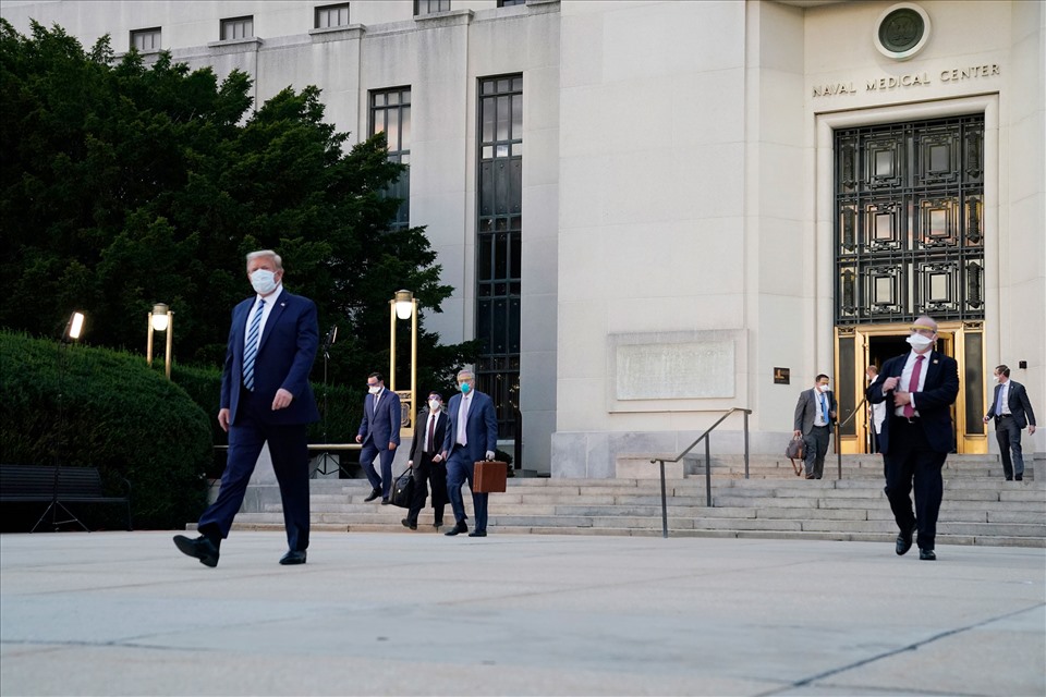 Tổng thống Donald Trump rời Trung tâm Quân y Quốc gia Walter Reed hôm 5.10 để về Nhà Trắng. Ảnh: AP