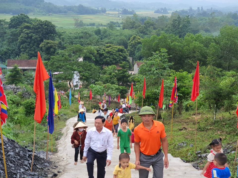Người dân xã Tiên Kỳ (Tân Kỳ-Nghệ An) đến dự Lễ hội Bươn Xao. Ảnh: QĐ