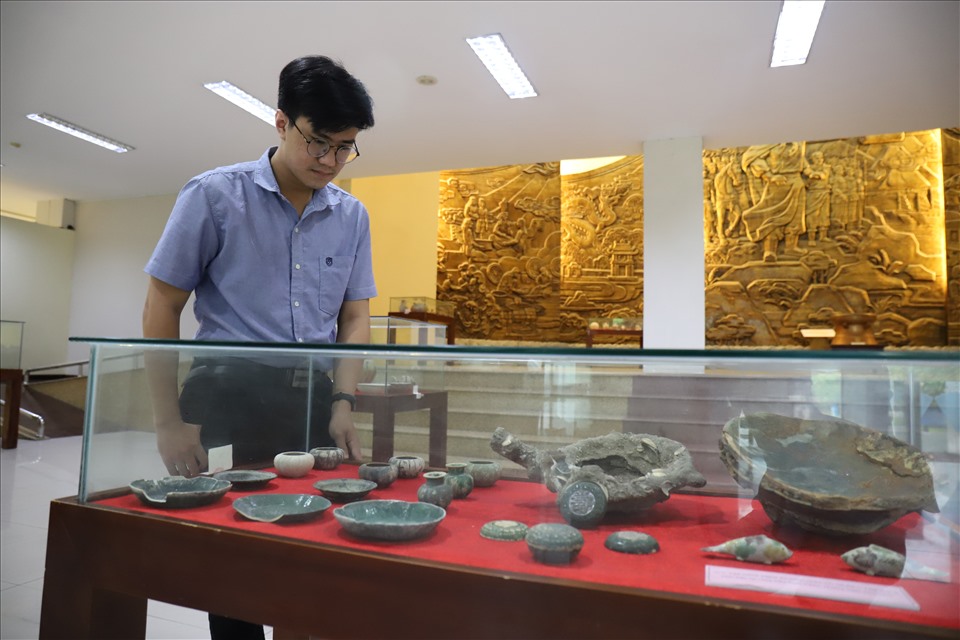 Đến với triễn lãm, riển lãm còn trưng bày một số đồ gốm sứ được phát hiện trên tàu cổ Phú Quốc thế kỷ XV-XVI, được khảo sát trên vùng biển Phú Quốc, tỉnh Kiên Giang năm 2004; qua khai quật phát hiện đồ gốm men nâu, gốm men ngọc, gốm hoa lam...