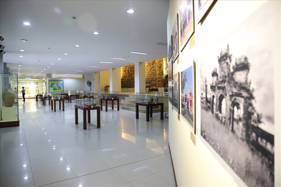 Từ ngày 5-10 đến 25-11, Bảo tàng Đà Nẵng tổ chức triển lãm “Đồ gốm sứ theo những con tàu khai quật ở Việt Nam” nhằm giới thiệu những bộ sưu tập gốm sứ giá trị được tìm thấy trên những con tàu cổ được khai quật trên các vùng biển như Phú Quốc ( Kiên Giang), Bình Châu (Quảng Ngãi), Cà Mau...