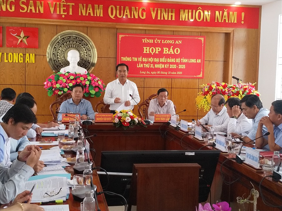 Phó Bí thư Thường trực Tỉnh ủy Long An - ông Nguyễn Văn Được phát biểu tại họp báo. Ảnh: K.Q