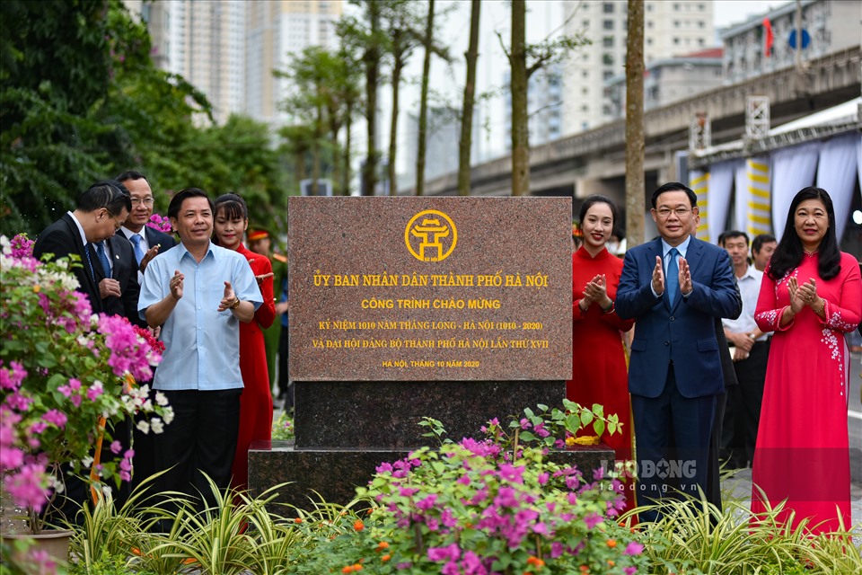 Ngày 10.6, lãnh đạo thành phố Hà Nội và Bộ Giao thông Vận tải phát lệnh thông xe, gắn biển kỷ niệm 1010 năm Thăng Long - Hà Nội trên hai cầu vượt hồ Linh Đàm mới khánh thành.