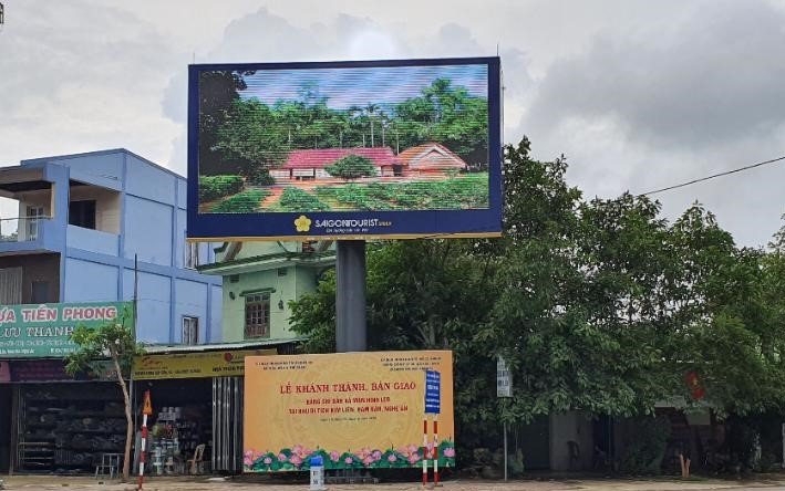 Màn hình Led do Tổng Công ty Du lịch Sài Gòn tài trọ tại Khu di tích Kim Liên. Ảnh: PV