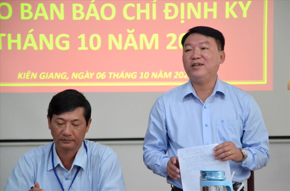 Ông Nguyễn Văn Hiền - Chánh Văn phòng Tỉnh ủy Kiên Giang phát biểu tại buổi thông tin về Đại hội Đảng bộ tỉnh Kiên Giang. Ảnh: Lục Tùng