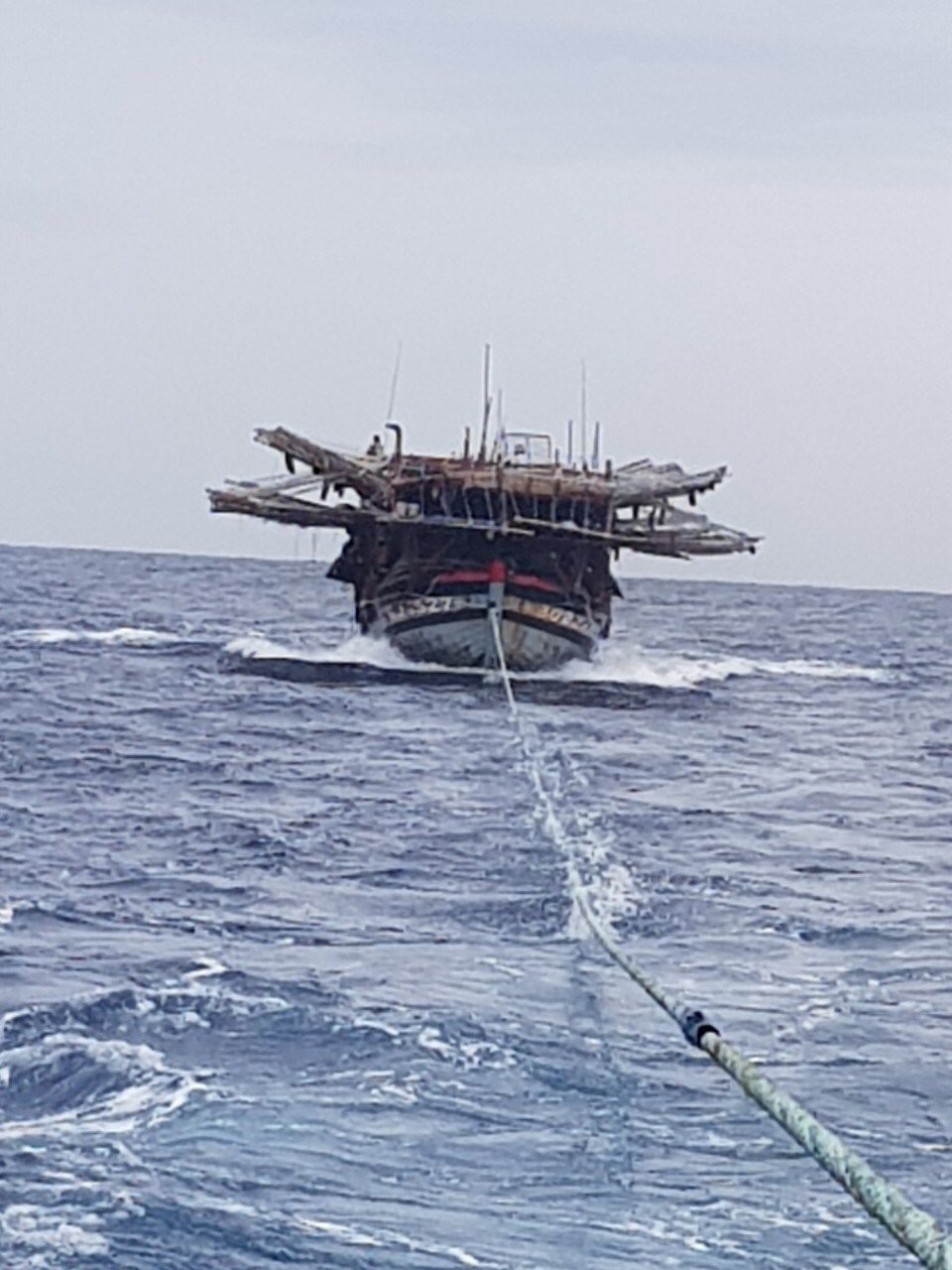 Tàu Qn 90027-TS hành nghề câu mực ở Vùng biển Trường Sa bị nạn trên đường về. Ảnh:Phương Linh