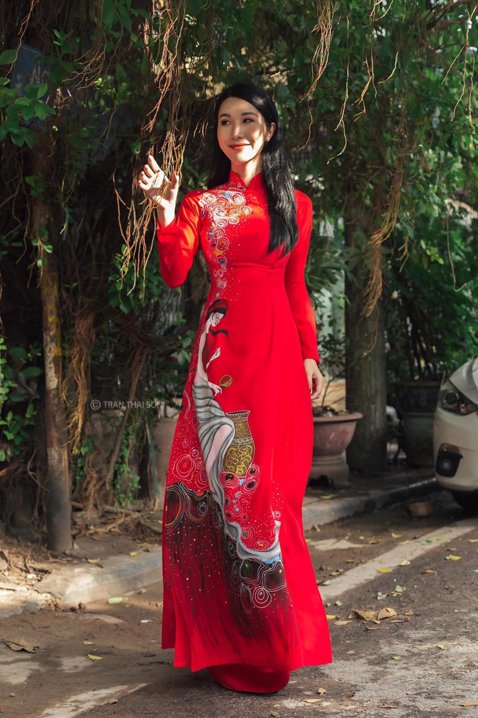 Ngọc Tuyết thướt tha bên tà áo dài truyền thống của Việt Nam.