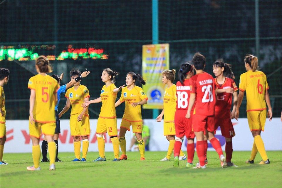 Quyết định thổi phạt đền của trọng tài Trần Thị Thanh đã gặp phải sự phản ứng quyết liệt của ban huấn luyện và các cầu thủ nữ Phong Phú Hà Nam.