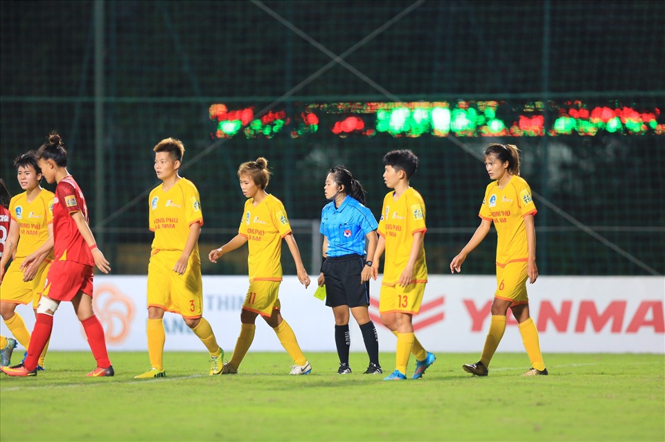 Đội trưởng Hồng Nhung cùng các đồng đội đã ra khỏi sân bỏ thi đấu khiến trận đấu bị gián đoạn.