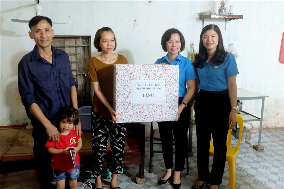 Bà Bùi Huyền Mai - Ủy viên Ban chấp hành Tổng LĐLĐVN, Chủ tịch Liên đoàn Lao động Hà Nội (thứ 2 từ phải sang) thăm, tặng quà gia đình CNLĐ có hoàn cảnh khó khăn. Ảnh: Ngọc Ánh