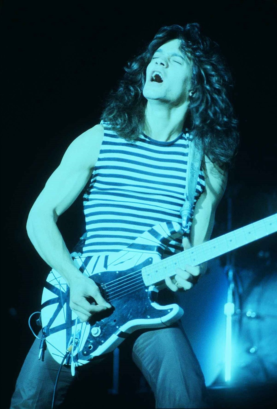 Eddie Van Halen trình diễn trên sân khấu cuối những năm 70 với chiếc Frankenstrat của mình. Nguồn: Flickr