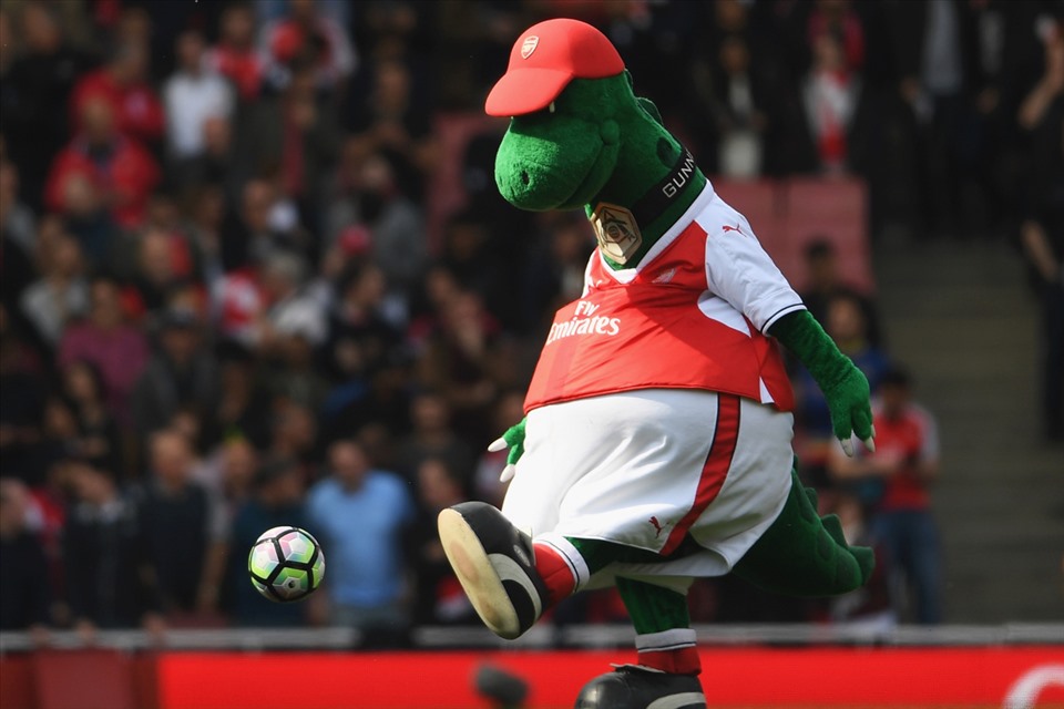 Tiền vệ Ozil đã trả lương cho chú khủng long mascot của Arsenal sau khi nó bị sa thải. Ảnh: Goal.