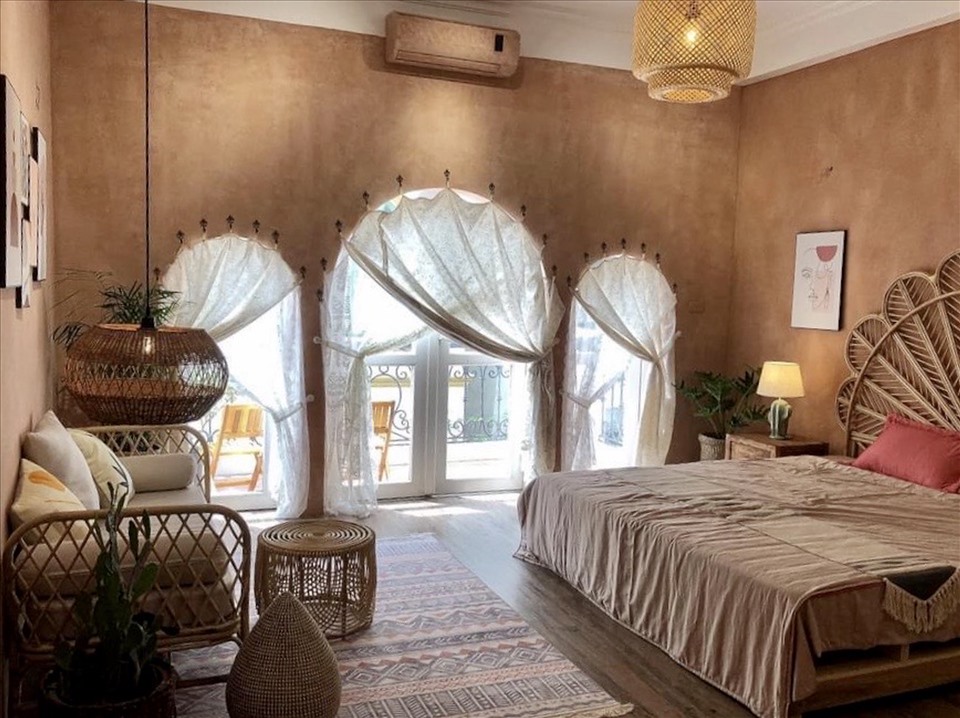 Đặc trưng phong cách Maroc trong căn phòng là hình thức cửa cong. Ảnh: NVCC.