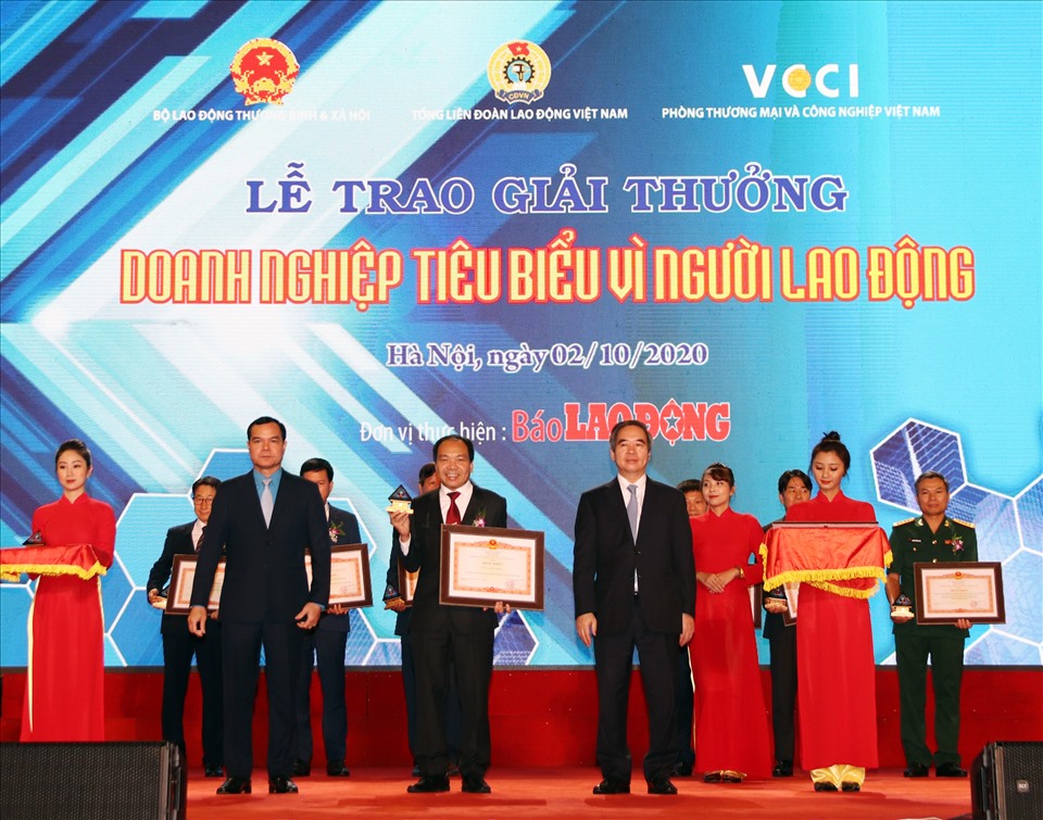 Ông Trần Túc Mã - Tổng Giám đốc CTCP Traphaco nhận Bằng khen của Thủ tướng Chính phủ và Giải thưởng “Doanh nghiệp tiêu biểu vì Người lao động“.