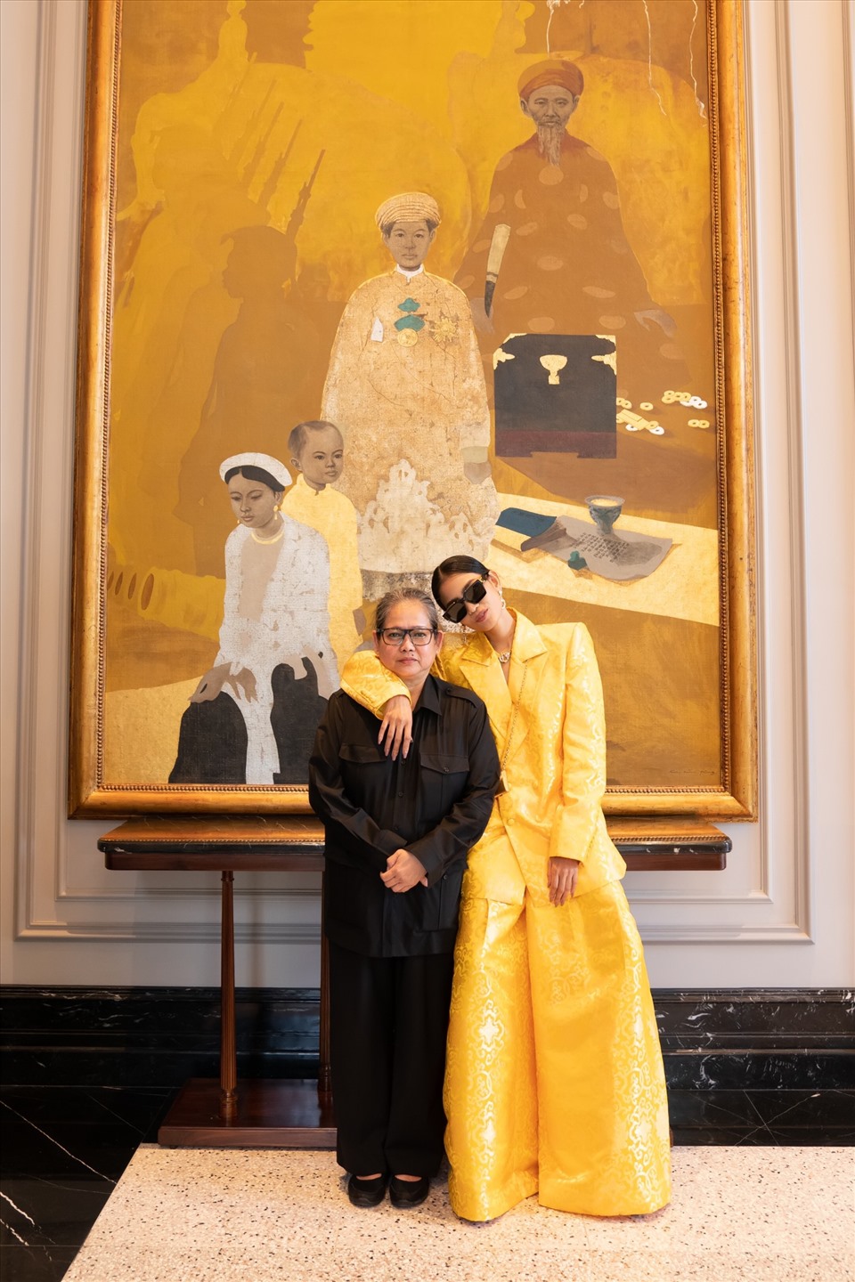 Xuất hiện tại sự kiện thời trang, Á hậu Trương Thị May thu hút với thiết kế độc lạ. Người đẹp đồng hành cùng mẹ trong mỗi sự kiện.