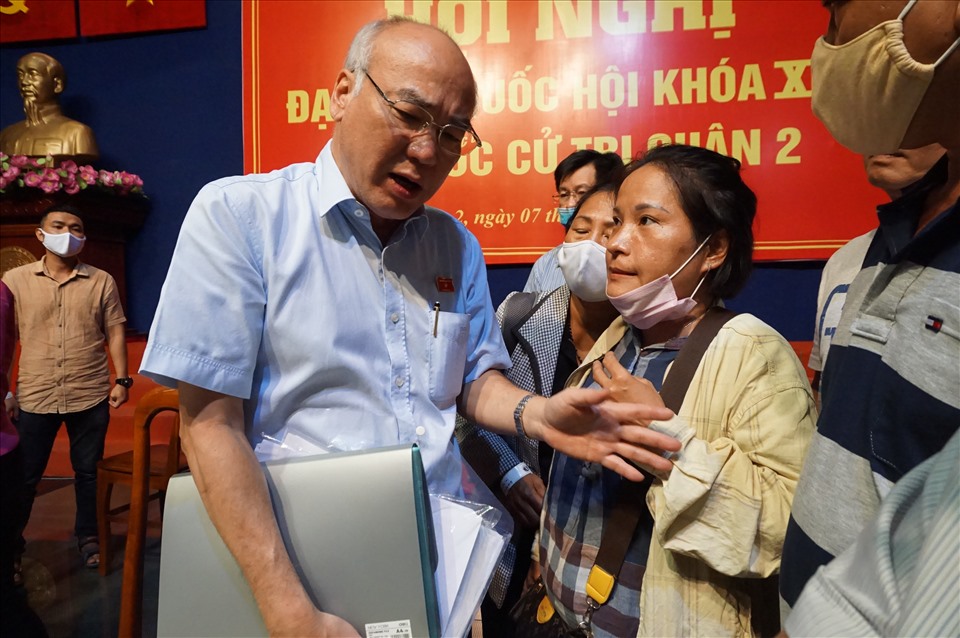 Ông Phan Nguyễn Như Khuê - Trưởng Ban Tuyên giáo Thành ủy TPHCM trao đổi với người dân sau buổi tiếp xúc.  Ảnh: Minh Quân