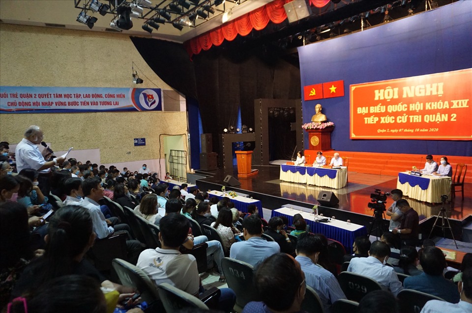 Toàn cảnh buổi tiếp xúc cử tri quận 2.  Ảnh: Minh Quân
