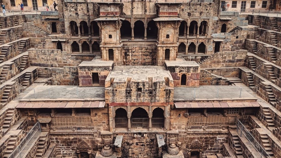 Nằm ở bang Rajasthan, Ấn Độ, Chand Baori có một ngôi đền ở trung tâm. Nơi đây còn nổi tiếng với cảnh Bruce Wayne trốn thoát khỏi một nhà tù dưới lòng đất trong bộ phim “The Dark Knight Rises“. Ảnh: CNN