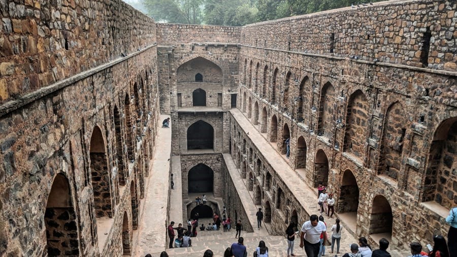 Nằm ở trung tâm thủ đô New Delhi, ẩn mình giữa những tòa nhà chọc trời, Agrasen Ki Baoli là một cảnh đẹp ngoạn mục khó bỏ lỡ. Nó có 108 bậc thang, dẫn đến một hồ chứa nước giờ đã cạn nước. Ảnh: CNN