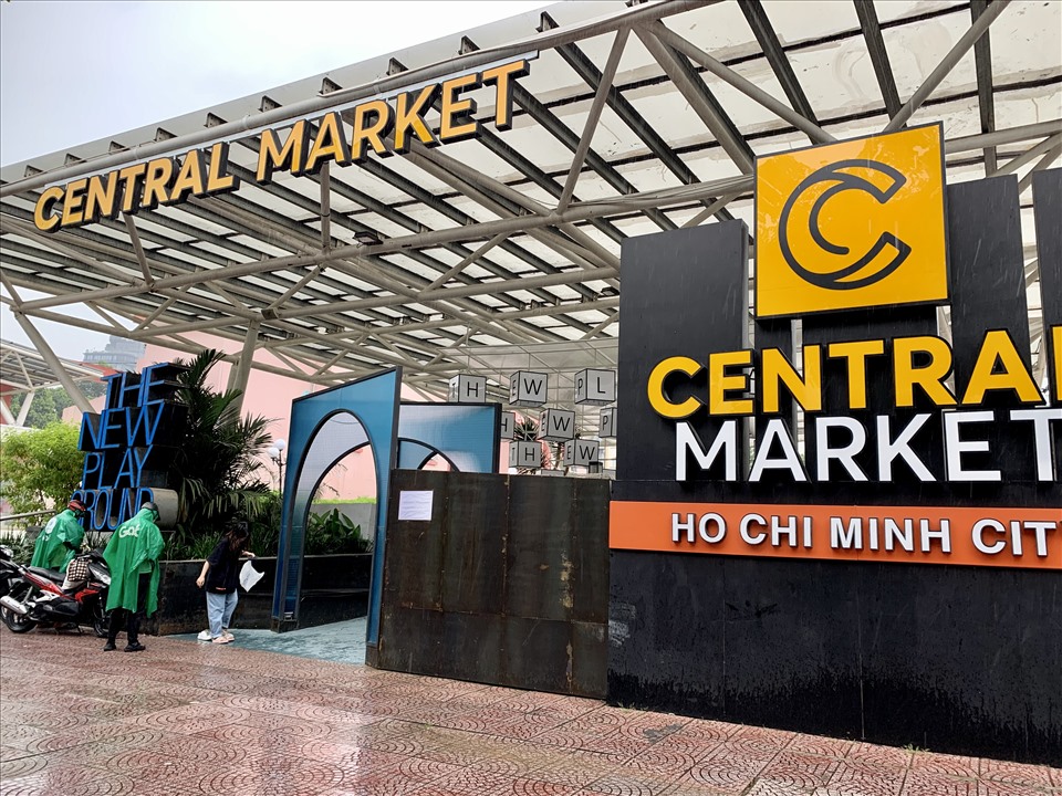 Trung tâm mua sắm Sense Market toạ lạc tại vị trí đắc địa bậc nhất ở trung tâm Quận 1, tại khu B công viên 23.9, ngay bên dưới sân khấu Sen Hồng.