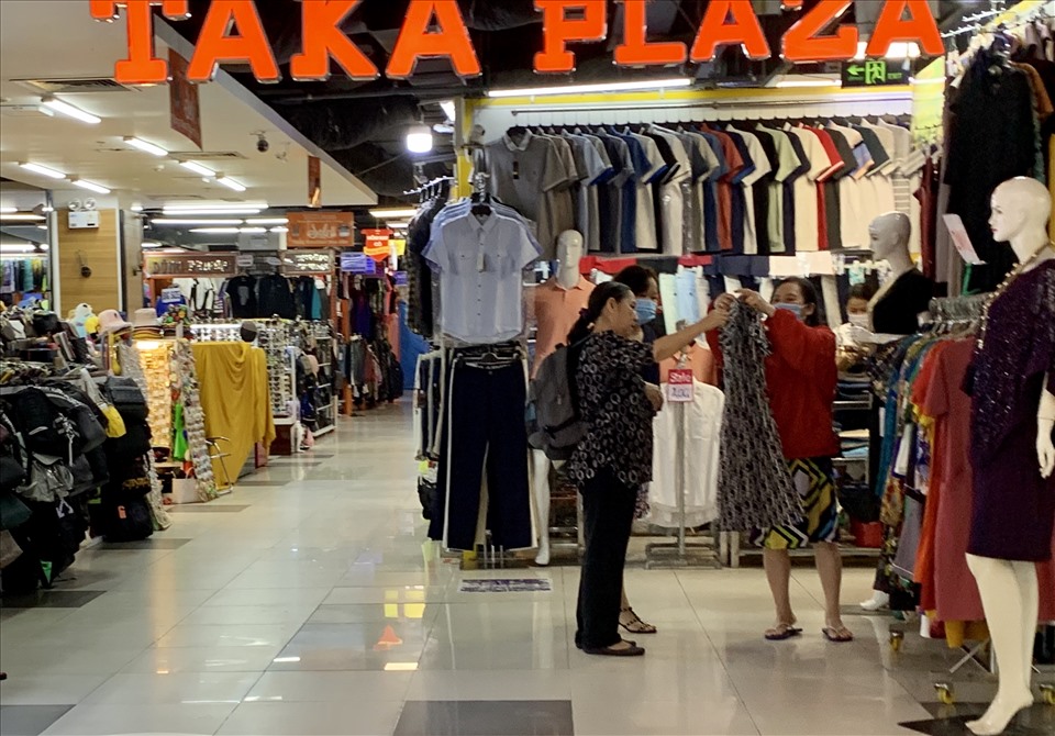 Nằm cạnh khu Asiana Food Town là khu mua sắm Taka Plaza với hơn 400 gian hàng lớn nhỏ, cung cấp các mặt hàng như quần áo, đồ lưu niệm, giày dép, túi xách,...