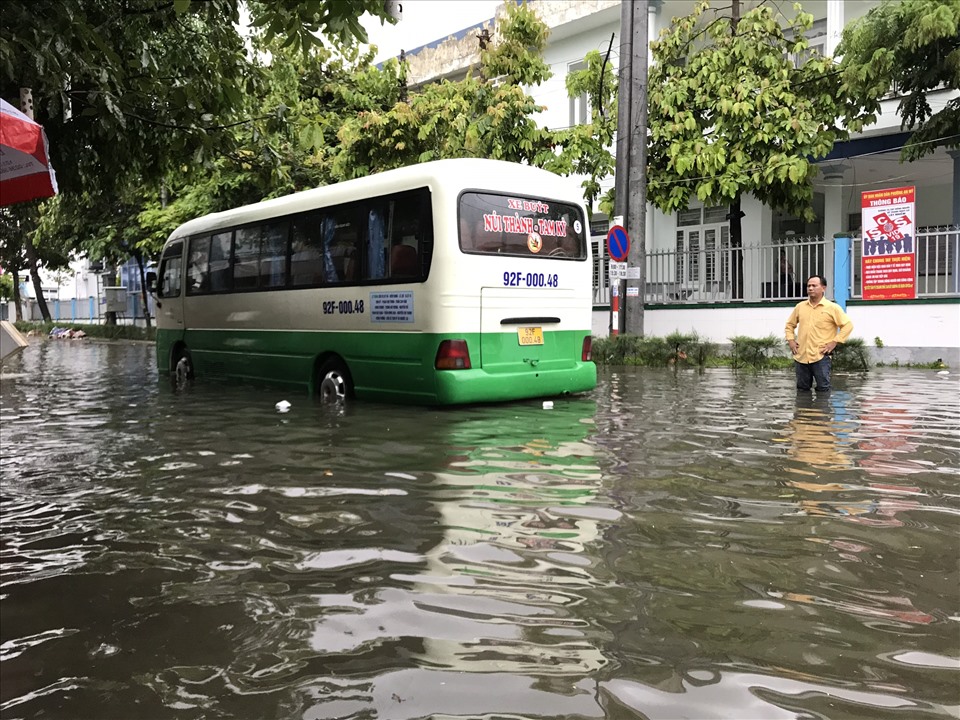 Do nước ngập sâu khiến nhiều xe máy, xe buýt bị chết máy.