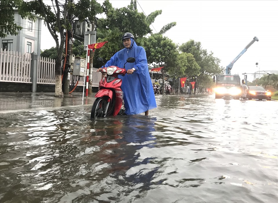 Do nước ngập sâu khiến nhiều xe máy, xe buýt bị chết máy.