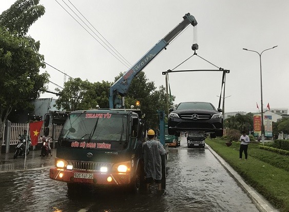 Xe xế hộp “nằm đường” do đi qua vùng nước ngập sâu được cứu hộ.