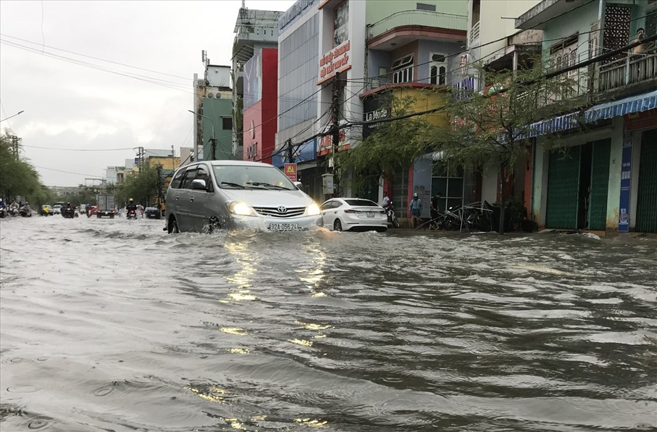 Chiều 7.10, tại nhiều tuyến đường Trung tâm TP Tam Kỳ như: Hùng Vương, Trưng Nữ Vương, Trần Hưng Đạo, Điện Biên Phủ;… mưa lớn gây ngập sâu từ 0,2- 0,5m khiến việc lưu thông của các phương tiện gặp nhiều khó khăn