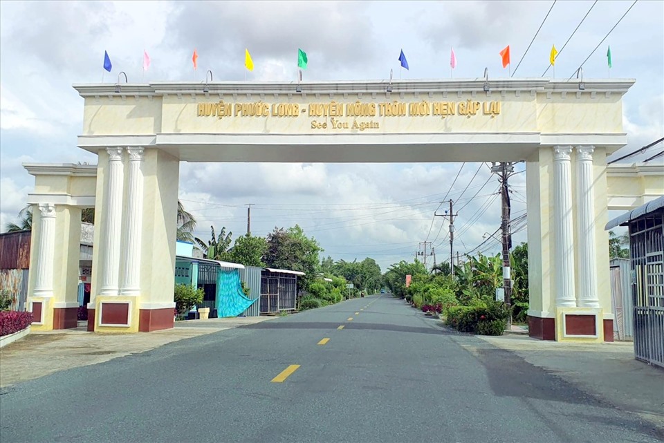 Cỗng chào nông thôn mới khá “hoành tráng” tại huyện nông thôn mới Phước Long, Bạc Liêu (ảnh Nhật Hồ)