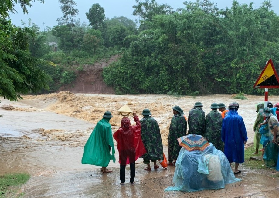 Đập tràn thôn Loa (xã Ba Tầng, huyện Hướng Hóa) ngập nước, chảy xiết.