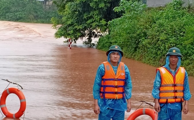 Một điểm ngập sâu ở địa bàn huyện Đakrông. Lực lượng biên phòng phải chăng dây cảnh báo và trực chốt để ngăn người dân qua lại.