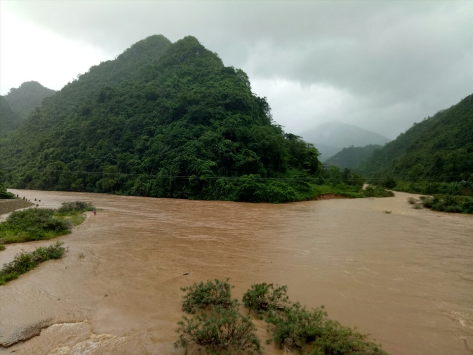 Mưa liên tục, với lượng mưa lớn nhất đo được là 340mm khiến mực nước các sông, suối ở huyện miền núi Hướng Hóa dâng cao. Trong ảnh là sông Sê Băng Hiêng đoạn qua xã Hướng Lập.