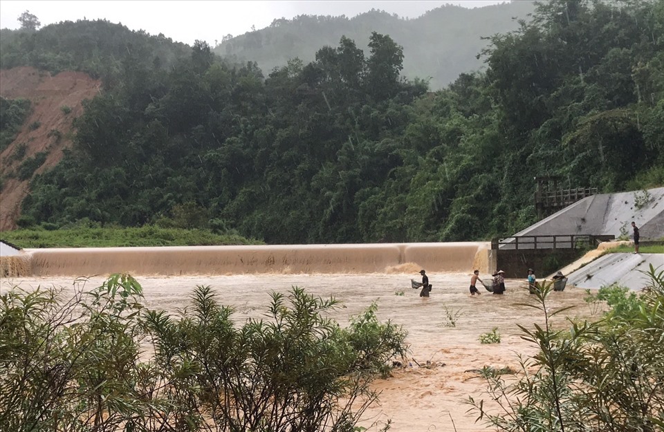 Người dân tranh thủ đánh bắt cá ở đập tràn Cù Bai trên sông Sê Băng Hiêng. Nhưng nước đổ về rất đột ngột, nên lực lượng biên phòng yêu cầu người dân ra khỏi khu vực nguy hiểm.