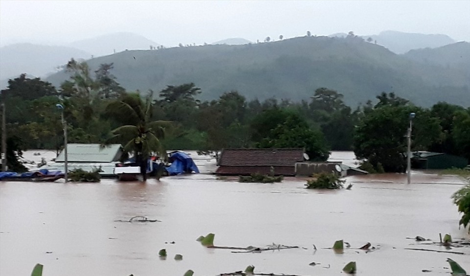 Sáng 8.10, mực nước trên sông Sê Pôn tiếp tục dâng lên. Nhiều nhà dân ở thị trấn Lao Bảo bị ngập sâu hơn 4 mét.