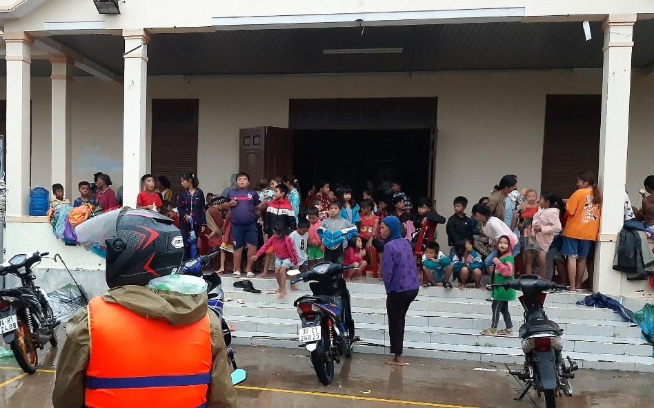 Hơn 1.000 người dân chủ yếu ở 8 khóm dọc sông Sê Pôn đã di chuyển đến nơi an toàn trước khi nước lũ ập đến.
