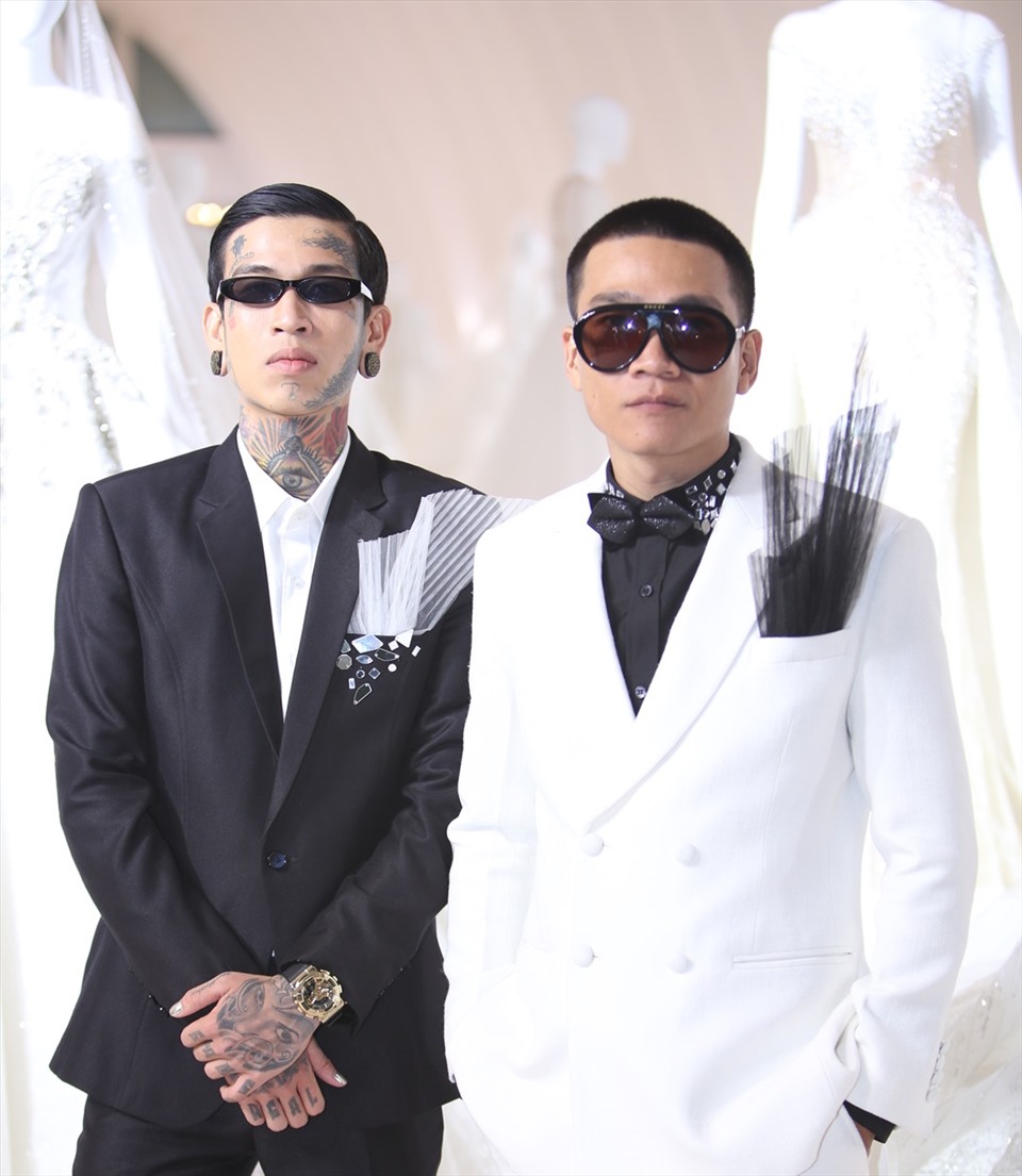 Rapper Wowy và học trò Dế Choắt khiến khán giả bất ngờ khi xuất hiện bảnh bao trong bộ vest trắng - đen. Ảnh: NVCC.
