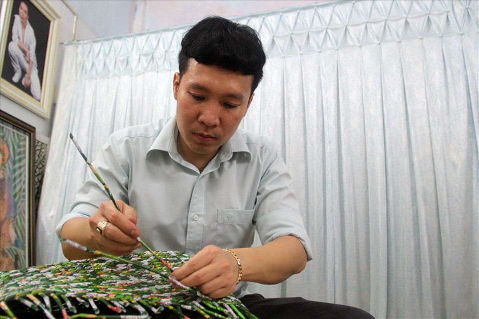 Từ năm 2014 đến nay, anh Lê Quốc Toàn (sinh năm 1980) - giáo viên dạy mỹ thuật tại trường Tiểu học, Trung học cơ sở Lý Thường Kiệt (tỉnh Sóc Trăng) đã tạo ra hàng chục túi xách có “một không hai” này.