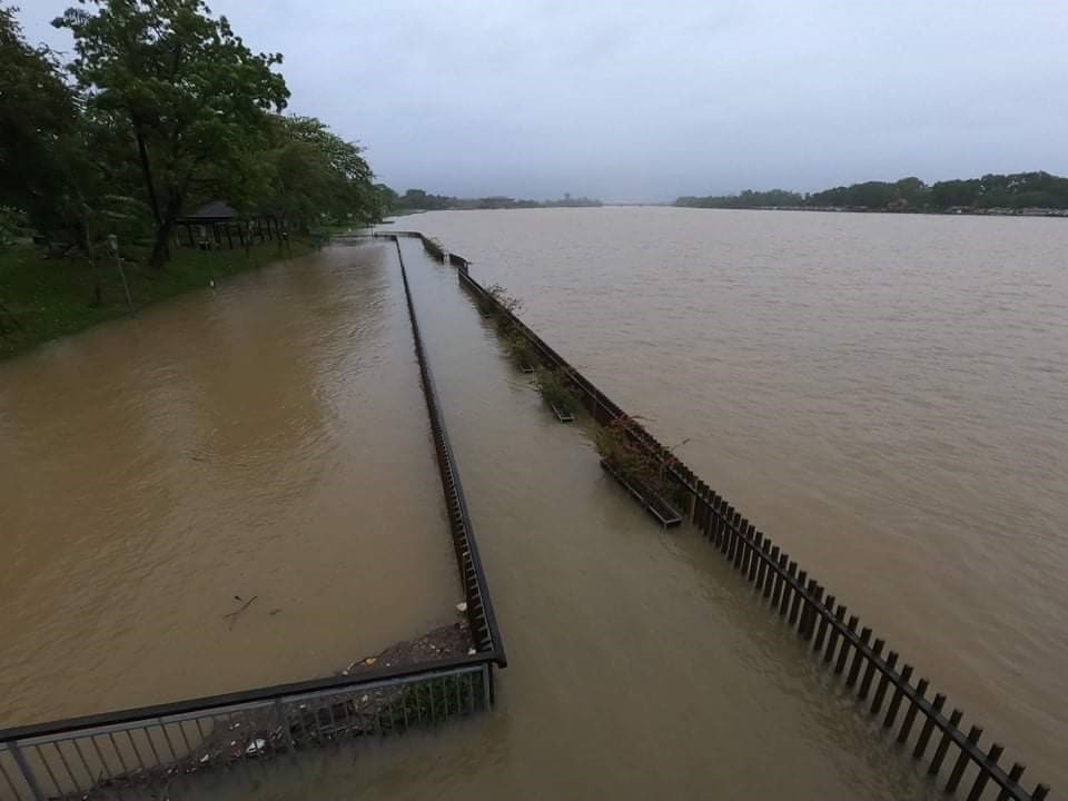Cầu gỗ lim dọc sông Hương ( đoạn qua TP.Huế) cũng bị ngập trong nước. Ảnh: PĐ.