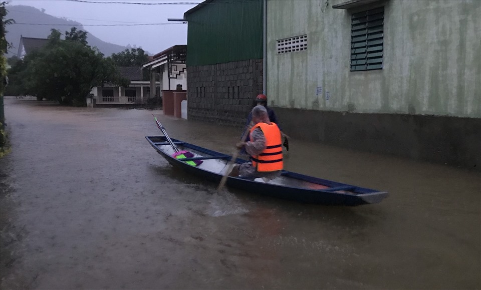 Nước lũ về đột ngột và gây ngập ở nhiều nơi tại 2 huyện miền núi Hướng Hóa và Đakrông của tỉnh Quảng Trị.