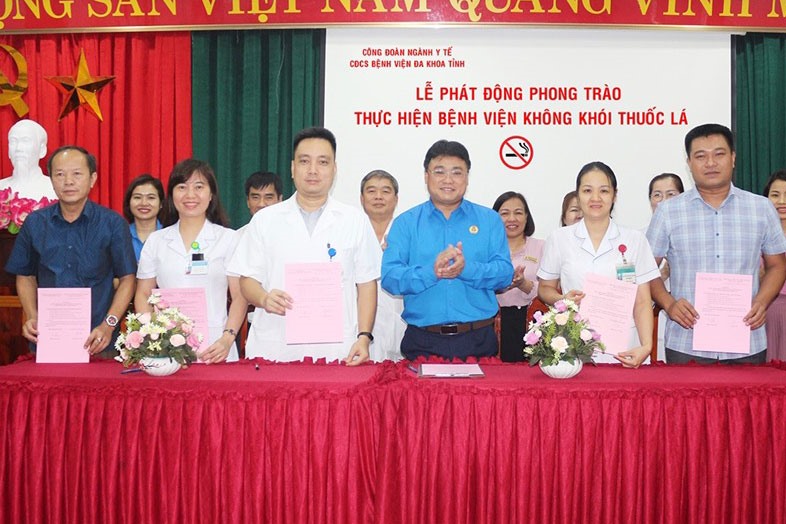 Các tổ trưởng Công đoàn bệnh viện đại diện cam kết thực hiện phong trào “Bệnh viện không khói thuốc lá“. Ảnh: Phạm Thanh Bình