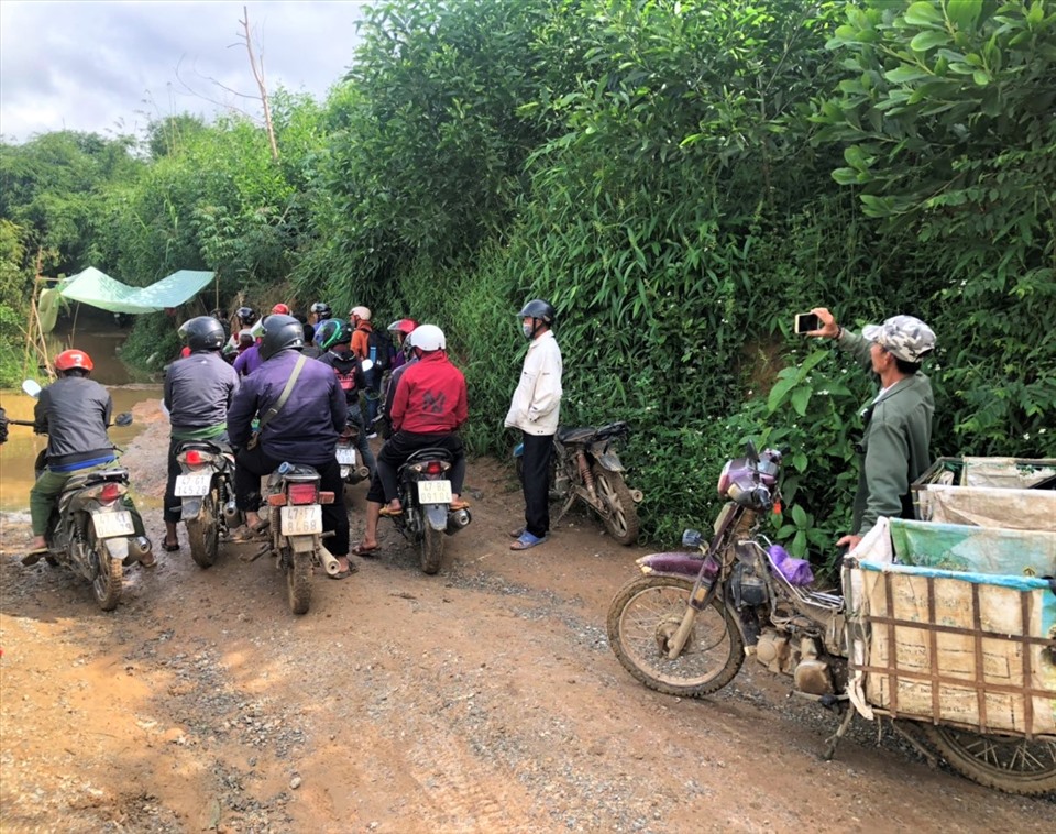 Người dân xã Cư San chen nhau xếp hàng đợi thuyền chở qua lòng hồ Krông Pách thượng. Ảnh B.T