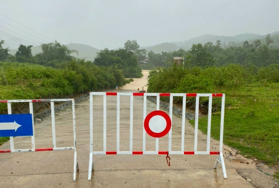 Cơ quan chức năng cảnh báo nguy hiểm do nước lũ ngập sâu tại huyện Minh Hóa. Ảnh: LPL