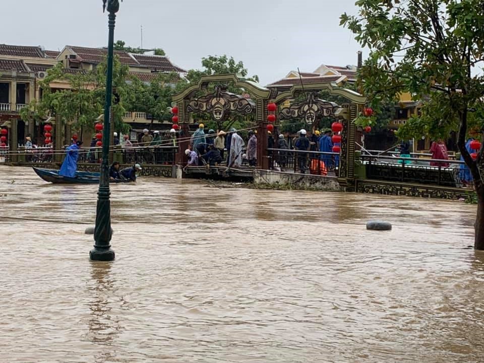 Nuowsc lũ bắt đầu dâng cao ở hạ lưu Thu Bồn, gây ngập lụt sâu ở Hội An