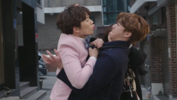 Park Seo Joon và Ji Sung khiến người xem cười không ngớt với nụ hôn trên phim. Ảnh cắt từ phim.