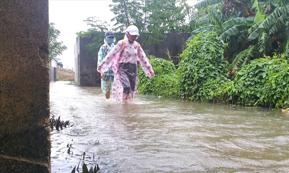 Trong cơn mưa bão, người dân thôn Quang Nam 2 mong muốn chính quyền địa phương sớm thống kê thiệt hại và hỗ trợ để họ sớm ổn định cuộc sống. Ảnh: Hữu Long
