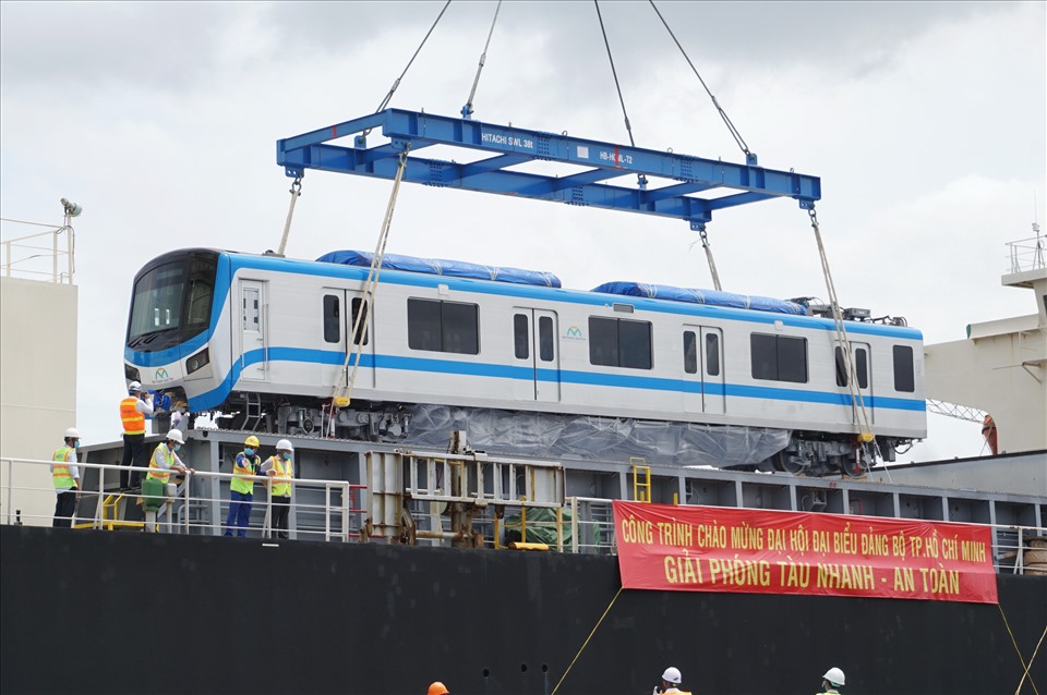 Khoảng 11h trưa ngày 8.10, toa tàu đầu tiên của tuyến metro số 1 được đưa xuống cảng Khánh Hội. Việc đưa đoàn tàu metro số 1 về TPHCM trong bối cảnh ảnh hưởng của dịch COVID-19 là nỗ lực rất lớn của UBND TPHCM và nhà thầu.  Ảnh: Minh Quân