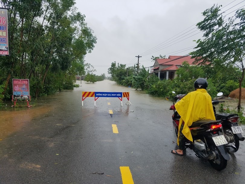 Nhiều tuyến đường ở Thừa Thiên Huế ngập sâu được cắm biển cảnh báo cho các phương tiện. Ảnh: PĐ.